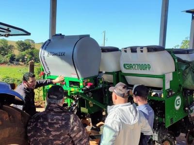 Tecnologia no campo: Coprossel e Atomizer entregam equipamento para aplicação de biológicos em Porto Barreiro